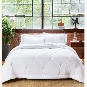 Buffy Cloud Comforter Full/Queen White NWT